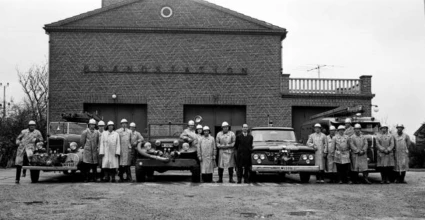Marieholms brandstation med brandmän och brandbilar 1960-tal. Källa: Eslövs kommuns bildarkiv, K.G. Pressfoto.
