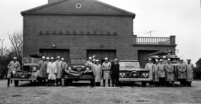Marieholms brandstation med brandmän och brandbilar 1960-tal. Källa: Eslövs kommuns bildarkiv, K.G. Pressfoto.