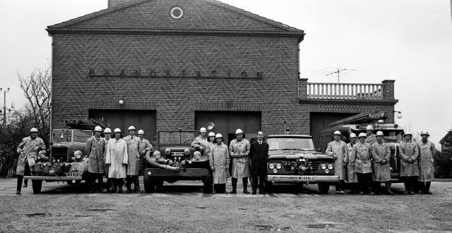 Marieholms brandstation med brandmän och brandbilar 1960-tal. Källa: Eslövs kommuns bildarkiv, K.G. Pressfoto.