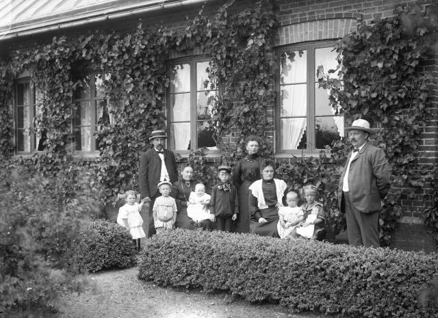 Familj utanför hus.