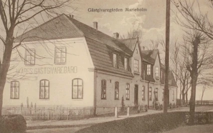 Visar Åkarps gästgiveri c:a år 1920. Man ser dess södra gavel.
