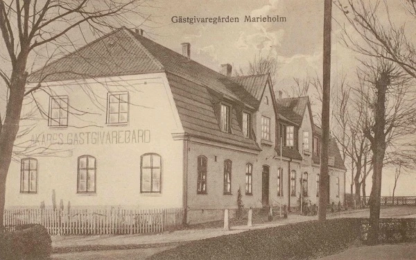Visar Åkarps gästgiveri c:a år 1920. Man ser dess södra gavel.