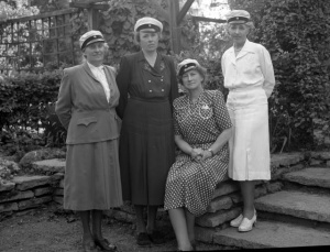 Fru Ester Sandberg med tre andra damer. Foto: Föjers arkiv.
