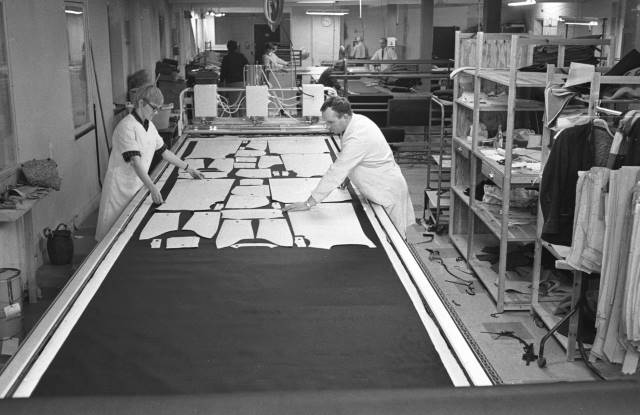Mönstertillskärning på Sahlins fabrik 1950-tal. Foto: KG Pressfoto.