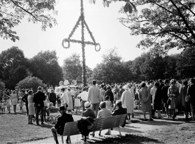Midsommarfirande vid Trollsjön dans kring midsommarstång. 1960-tal. KG Pressfoto.
