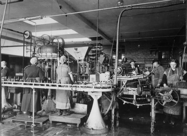 Foto av personalen vid arbete på Eslövs bryggeri. Troligen 1920-talet. Västerlånggatan. Foto: Föjers arkiv.