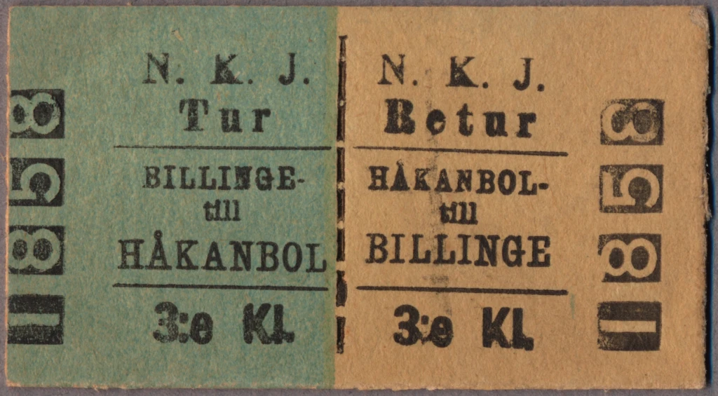 Tvåfärgad biljett av kartong med följande tryckta text: "N. K. J. Tur BILLINGE till HÅKANBOL 3:e Kl.", "N. K. J. Retur HÅKANBOL till BILLINGE 3:e Kl.". Biljetten som är grön och gulgrön har texten tryckt på långsidan. Den har en sträckad linje på mitten där respektive tur är tryckt på varsitt fält. På så vis är biljetten uppdelad som en "Tur" biljett och en "Retur" biljett. På båda kortsidorna står biljettnumret "1858". Källa: Järnvägsmuseet.