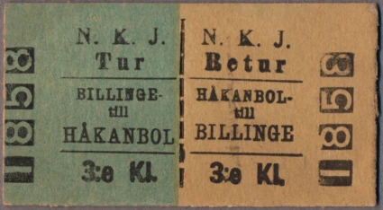 Tvåfärgad biljett av kartong med följande tryckta text: "N. K. J. Tur BILLINGE till HÅKANBOL 3:e Kl.", "N. K. J. Retur HÅKANBOL till BILLINGE 3:e Kl.". Biljetten som är grön och gulgrön har texten tryckt på långsidan. Den har en sträckad linje på mitten där respektive tur är tryckt på varsitt fält. På så vis är biljetten uppdelad som en "Tur" biljett och en "Retur" biljett. På båda kortsidorna står biljettnumret "1858". Källa: Järnvägsmuseet.