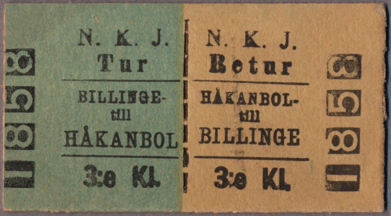 Tvåfärgad biljett av kartong med följande tryckta text: "N. K. J. Tur BILLINGE till HÅKANBOL 3:e Kl.", "N. K. J. Retur HÅKANBOL till BILLINGE 3:e Kl.". Biljetten som är grön och gulgrön har texten tryckt på långsidan. Den har en sträckad linje på mitten där respektive tur är tryckt på varsitt fält. På så vis är biljetten uppdelad som en "Tur" biljett och en "Retur" biljett. På båda kortsidorna står biljettnumret "1858". Källa: Järnvägsmuseet.