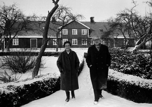 Bygdeförfattade Nils Ludvig med hustru Marianne Schartau framför Borlunda Prästgård, 1960-tal. Eslövs kommuns bildarkiv, K G Pressfoto.