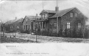 Omkr. 1910, Kävlingevägen. Huset t.v. inrymde "100-mannaföreningens" sal och huset t.h. fanns under perioder ett skomakeri. Källa: Börje Gustavssons album, marieholm.net.