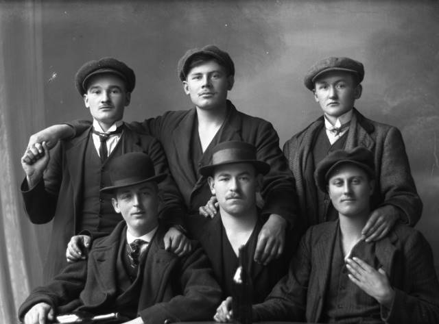 "Sex tuffa, unga män. Möjligen arbetare på gården." står det i beskrivning på fotot som är från Föjers arkiv. 