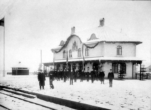 Harlösa stationshus vid invigningen 1906. Foto: Wikimedia Commons.