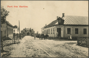 Harlösa järnvägsstation i bakgrunden. Omkring 1906 — 1913. Foto: digitaltmuseum.se/Järnvägsmuseet.