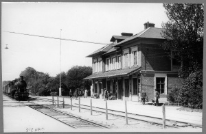 Lok med tåg vid Stehags station 1925. Källa: digitaltmuseum.se/Järnvägsmuseet.