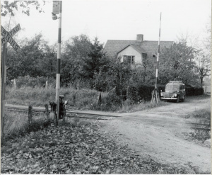 X-gatan? – Järnvägsövergång vid Hurva Östra 1957. Foto: digitaltmuseum.se/Järnvägsmuseet.