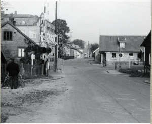 Järnvägsövergång vid Löberöd station. Vilken gata? Foto: digitaltmuseum.se/Järnvägsmuseet.