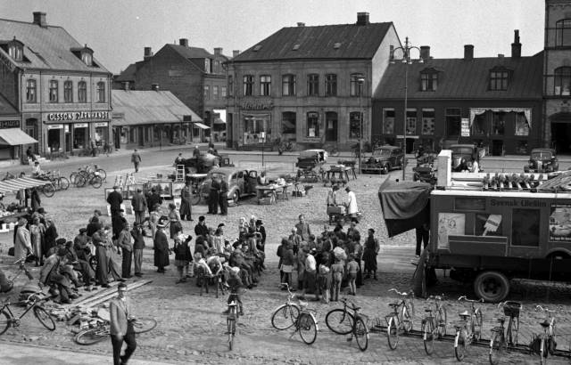 Svensk Utefilm har föreställning på Stora Torg, 1940-tal. Föjers arkiv.