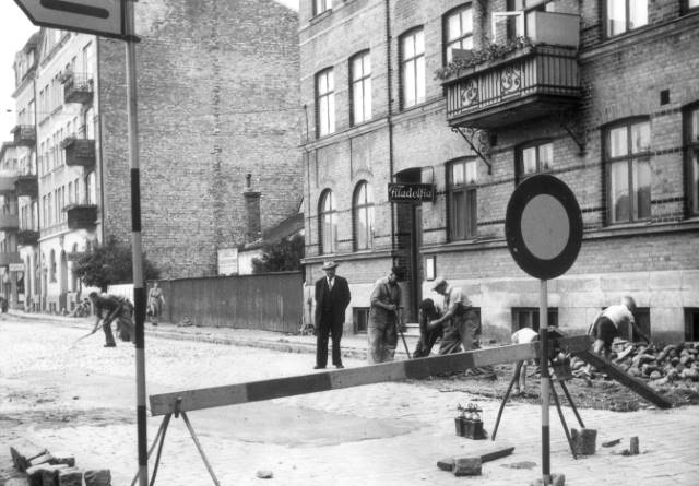 Vägarbete med stenläggning av gatsten på Södergatan, 1940-tal. K.G.Pressfoto.