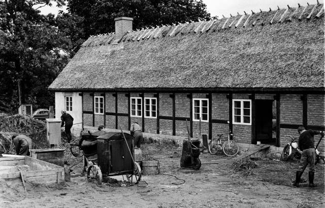 Scoutgården får nytt halmtak Odengatan, 1960-tal. K.G.Pressfoto.