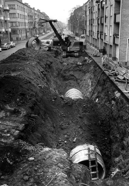 Nedgrävning av avloppsrör på Kanalgatan, 1960-tal. K.G- Pressfoto.
