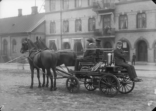 A. Paulssons häst och vagn, med brandspruta. Taget framför Paulssons hus på Östergatan. Alice Timander(Müller), bodde i samma hus, som flicka. Huset bredvid är Betel, som flyttades till Kvarngatan 9, när järnvägen skulle breddas. Föjers arkiv.