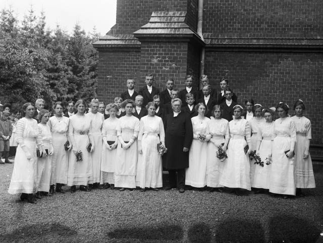 Konfirmationsfotografering utanför kyrkan 1911. Källa: Eslövs kommuns bildarkiv/Föjers foto.