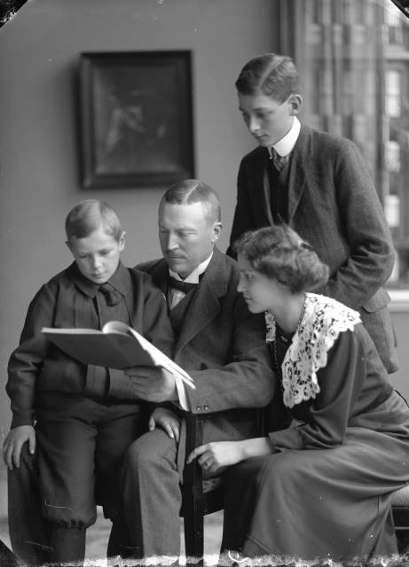 Distriktsveterinär Anders Tullberg med barnen Kjellåke, Jan Anders och Ingrid. Föjers foto.