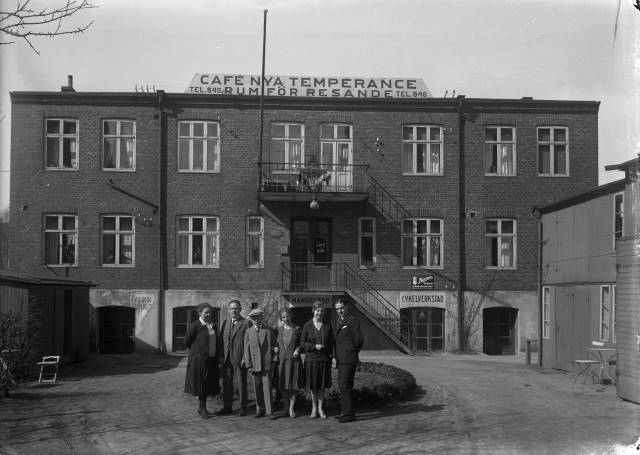 Fabrikör Dahlman är beställare av fotot som är från Föjers arkiv. Café och rum för resande. Huset låg i kv. Bryggaren vid Södergatan.
