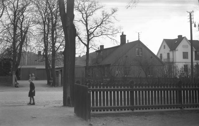 Sjögrens Plåtslageri, taget från Byskolan, Västergatan. Plåtslageriet byggdes 1917. Föjers arkiv.