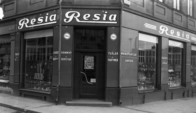 Exteriörfoto av Resia affär. Hörnet Stora Torg/ Köpmansgatan. Föjers arkiv.