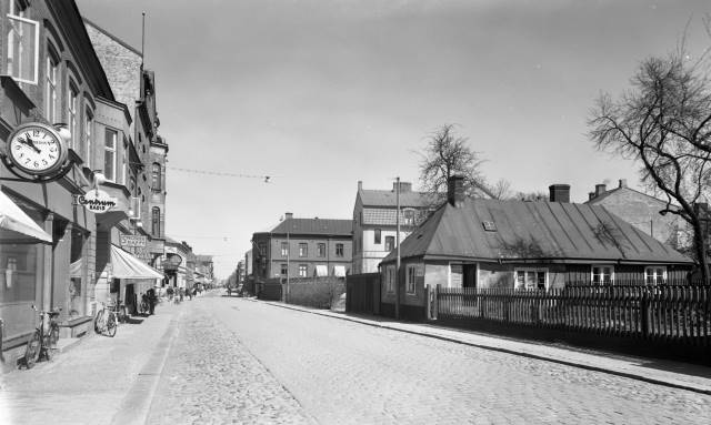 Södergatan med affärer. I huset till höger bodde skomakare Ekman. Huset längst fram till höger ligger i korsningen Bryggaregatan / Södergatan. Föjers arkiv.
