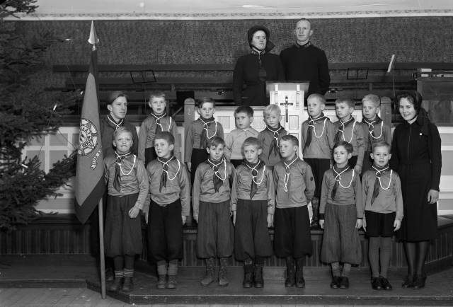 Frälsningsarmén. Gruppfoto av pojkar i uniform och frälsningssoldater. Källa: Eslövs kommuns bildarkiv, Föjers foto.