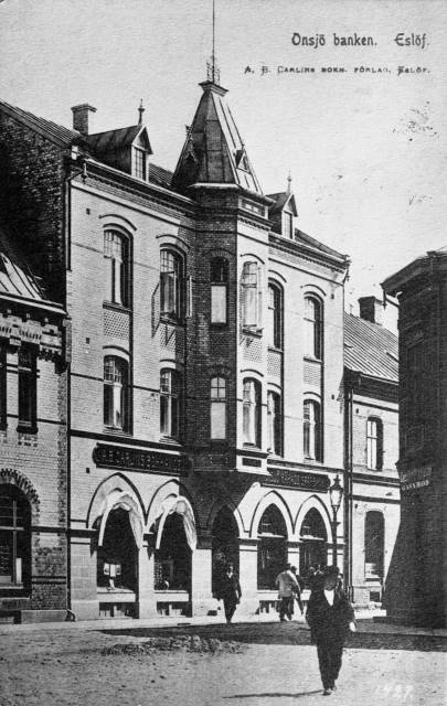 Huset byggdes 1905. Byggherre: Onsjö härads sparbank.I bottenvåningen inrymdes lokaler för banken, och i husets norra del, en bokhandel som senare fick namnet Kindvalls. Föjers arkiv.