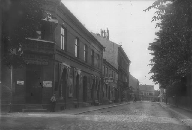 På hörnet av Stationsgränd och Storgatan, hade handlare August Emil Carlsson sin affär. Hans svärmor, Kerstin Blomstrand, lät bygga huset, liksom det som ligger i hörnet mot Köpmansgatan. Föjers foto.