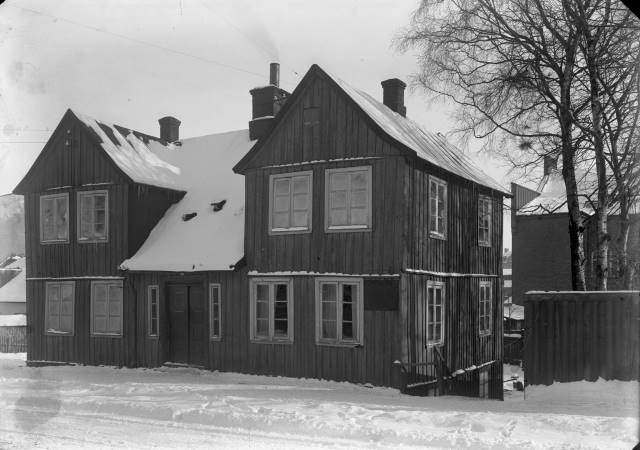 Ett av Eslövs första tvåvåningsträhus. Revs 1935 när Sahlins Konfektions AB byggde till sin fabrik. Låg utmed Västerlånggatan i hörnet till Malmgatan. Föjers foto.
