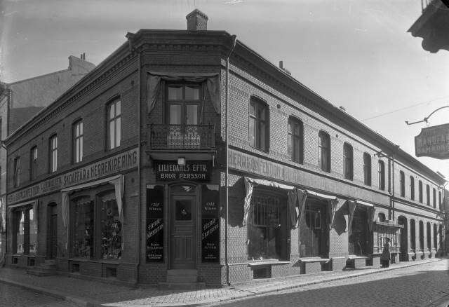Liliedahls affär, på hörnet Köpmansgatan-Stationsgränd. Blev senare O`Nilssons. Föjers arkiv.