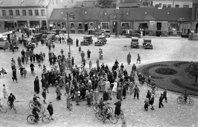 Vy över Stora torg. Taget mot väster, på 1920-talet. Genomgång till Malmgatan, alldeles till höger om vita huset.(under lilla vita skylten). Föjers arkiv.