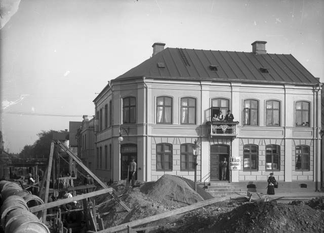 Eslövs första biograf, började 1906,och hette Kosmorama. Hörnet Östergatan - Torget, kallad "Monarks hörna". Föjers arkiv.