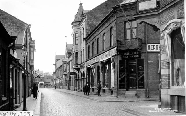 Köpmansgatan in mot torget. Från gammalt vykort. Föjers arkiv.
