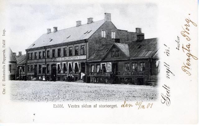 Vykort från 1901. Stora torg före Malmgatans utfart till torget. C.E Bolmstedt hade pappershandel på andra våningen. Föjers arkiv.