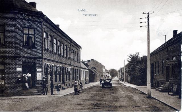 Västergatan utifrån, in mot torget. Svenssons bryggeri låg i ett hus på vänster sida. Föjers arkiv.