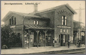 Text på framsida: "Järnvägsstationen. Löberöd.", "1904". Källa: digitaltmuseum.se/Järnvägsmuseet.
