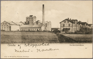 Text på framsida: "Örtofta. Sockerfabriken.". Foto från 1899. Källa: digitalt museum.se/Järnvägsmuseet.
