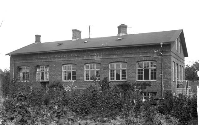 Korkfabriken startades av fabrikör Stoltze. Den låg på Malmgatan och såldes till herr Kock. Enligt uppgift skänkte herr Kock fabriken till sina anställda. Senare flyttades fabriken till Lundavägen. Föjers foto.