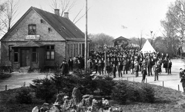 Samling vid Folkets hus, enligt uppgift 1 maj 1904. Källa: Eslövs kommuns bildarkiv, Föjers foto.