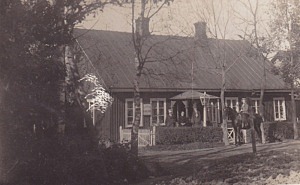 Fabrikör Anders Eskilson med familj 1910. Husets läge: Kvarngatan. Källa: Marieholm.net/Börje Gustafssons album.