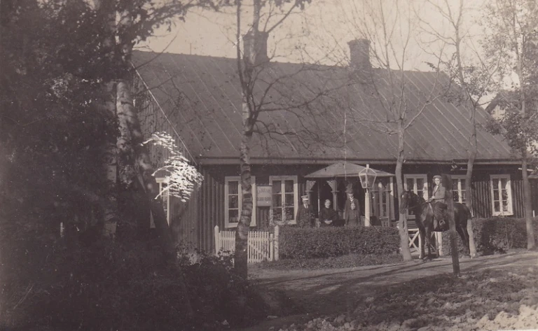 Familjen Eskilsson samlad utanför deras boningshus
