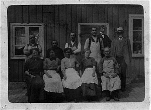 Fabrikör Eskilson med sina arbetare. Eskilssons cigarrfabrik lades ned 1915 då Svenska Tobaksmonopolet kom till och övertog all privat tillverkning. Källa: Marieholm.net/Börje Gustafssons album.