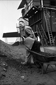 Skyffling av kol på 1950-talet. Foto: Eslövs kommuns bildarkiv, K G Pressfoto.
